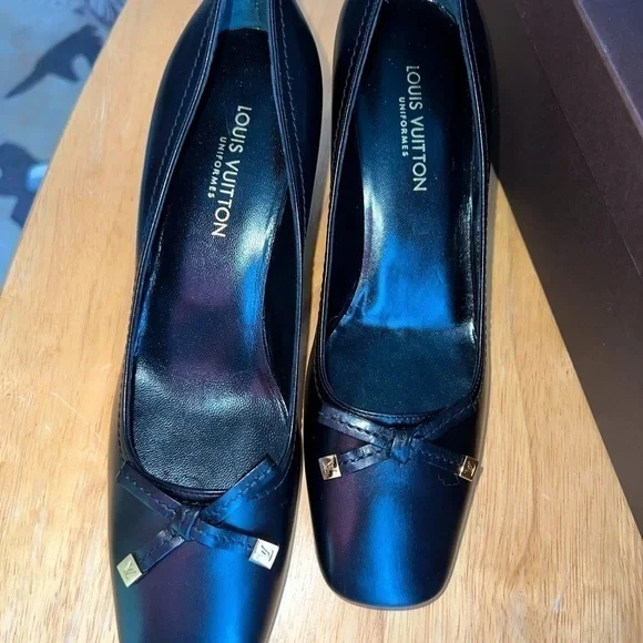 Louis Vuitton uniform black pumps. In excellent condition. - Picture 1 of 8